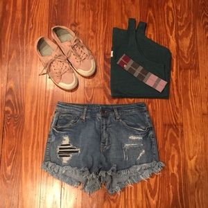 SUPER CUTE stretchy distressed jean shorts sz 8/29